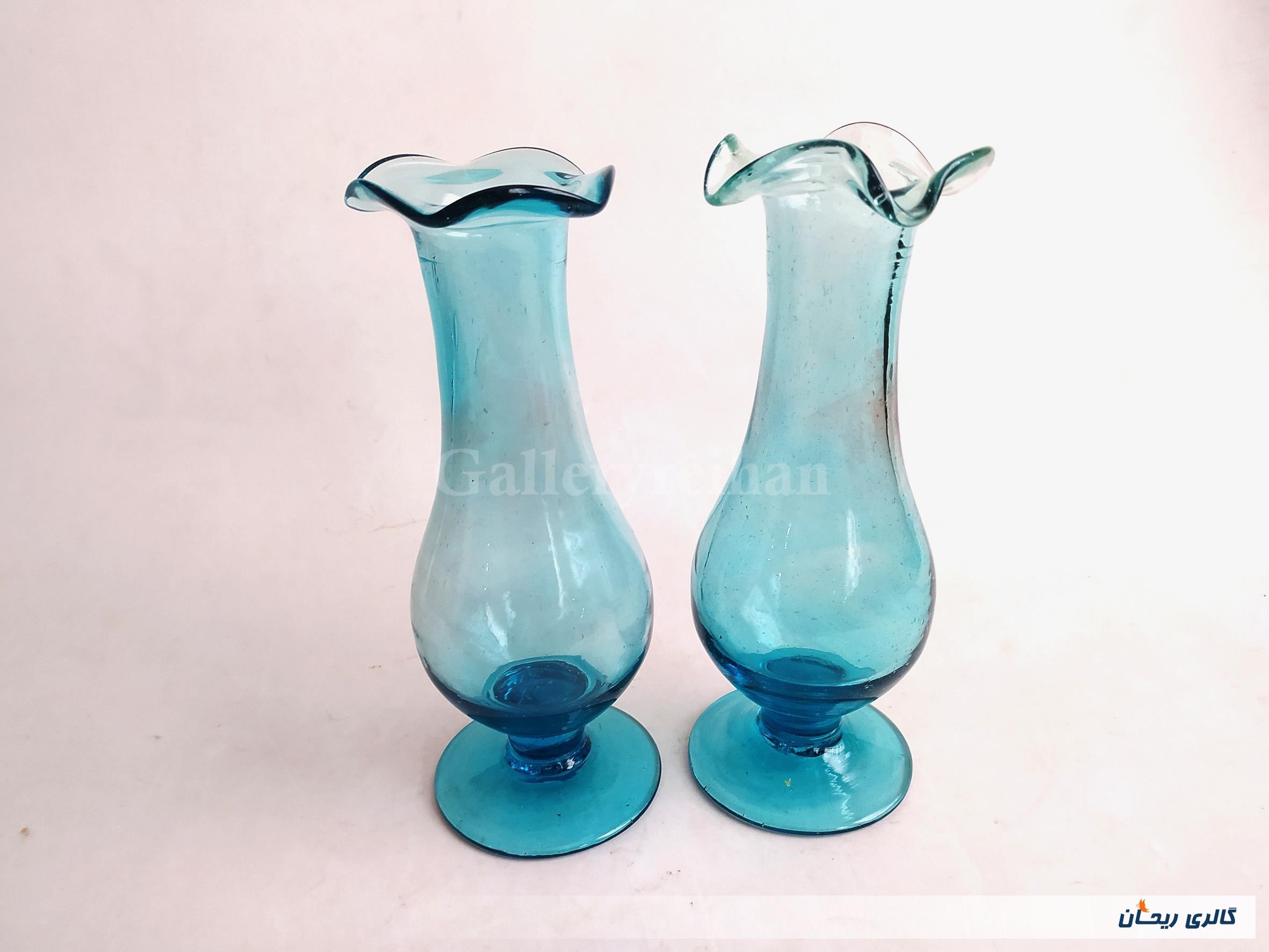 یک جفت گلدان پایه دار قدیمی دستساز آبی 