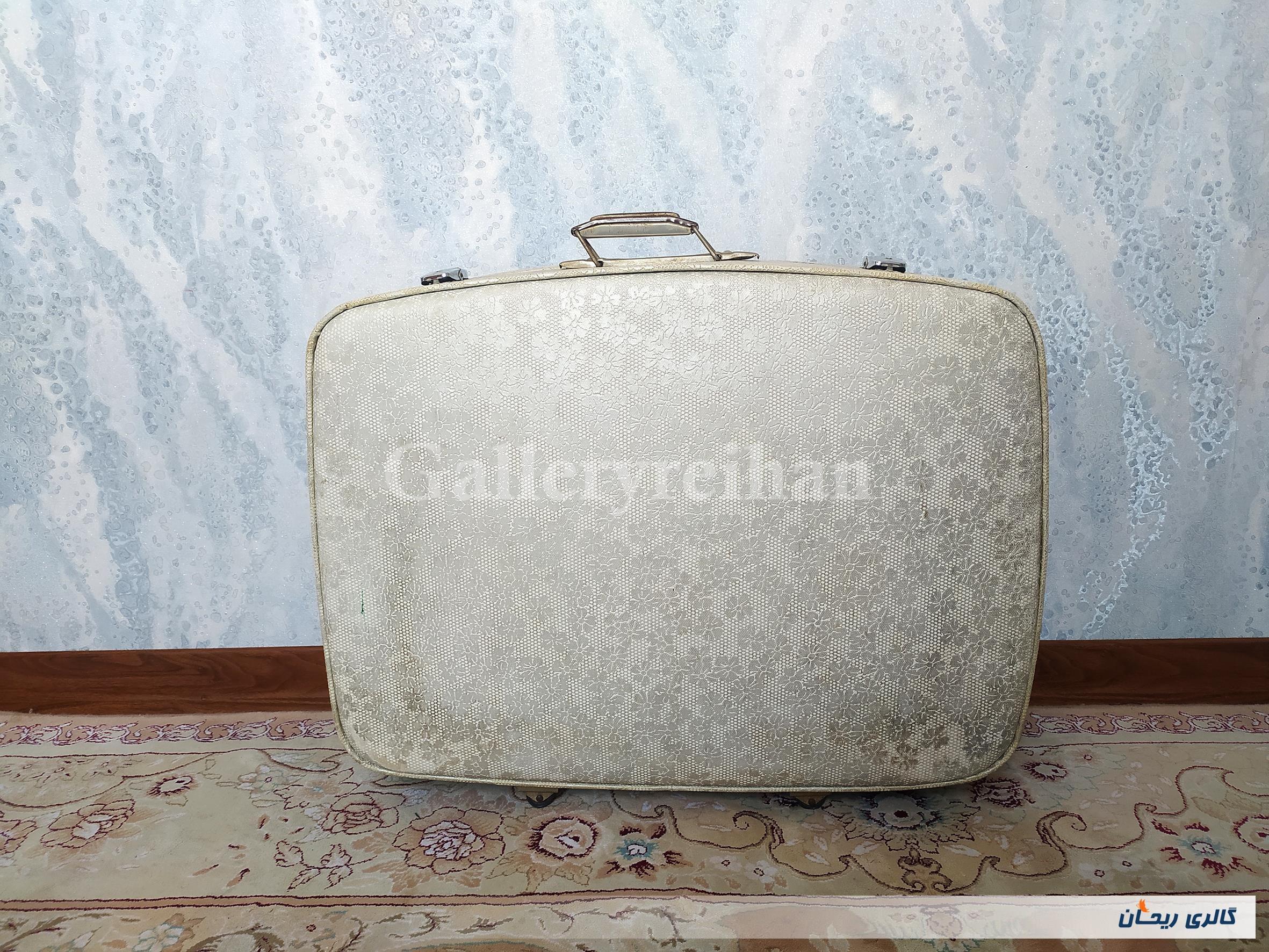 چمدان قدیمی طرح دار بسیار خاص کرم رنگ 