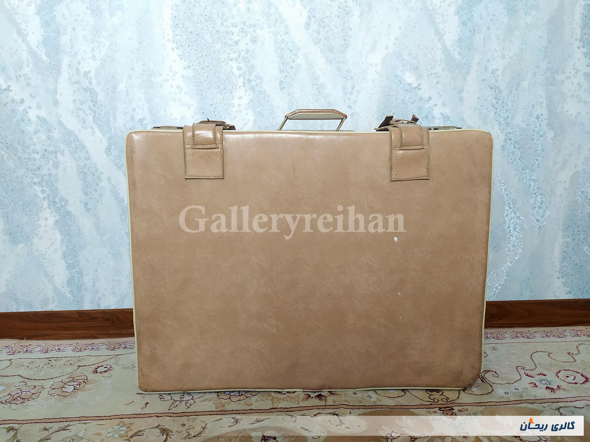 چمدان قدیمی با رنگ بسیار خاص و زیبا 