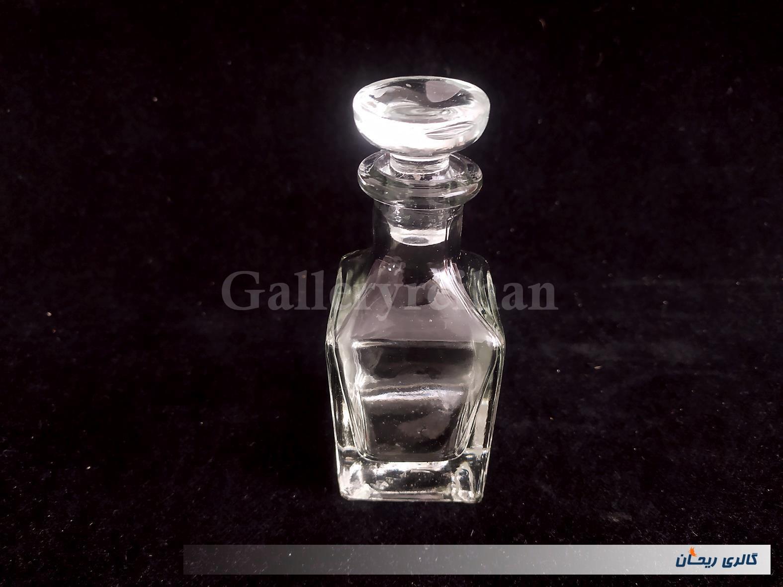 یک عدد شیشه مخصوص نگهداری عطر و مایعات