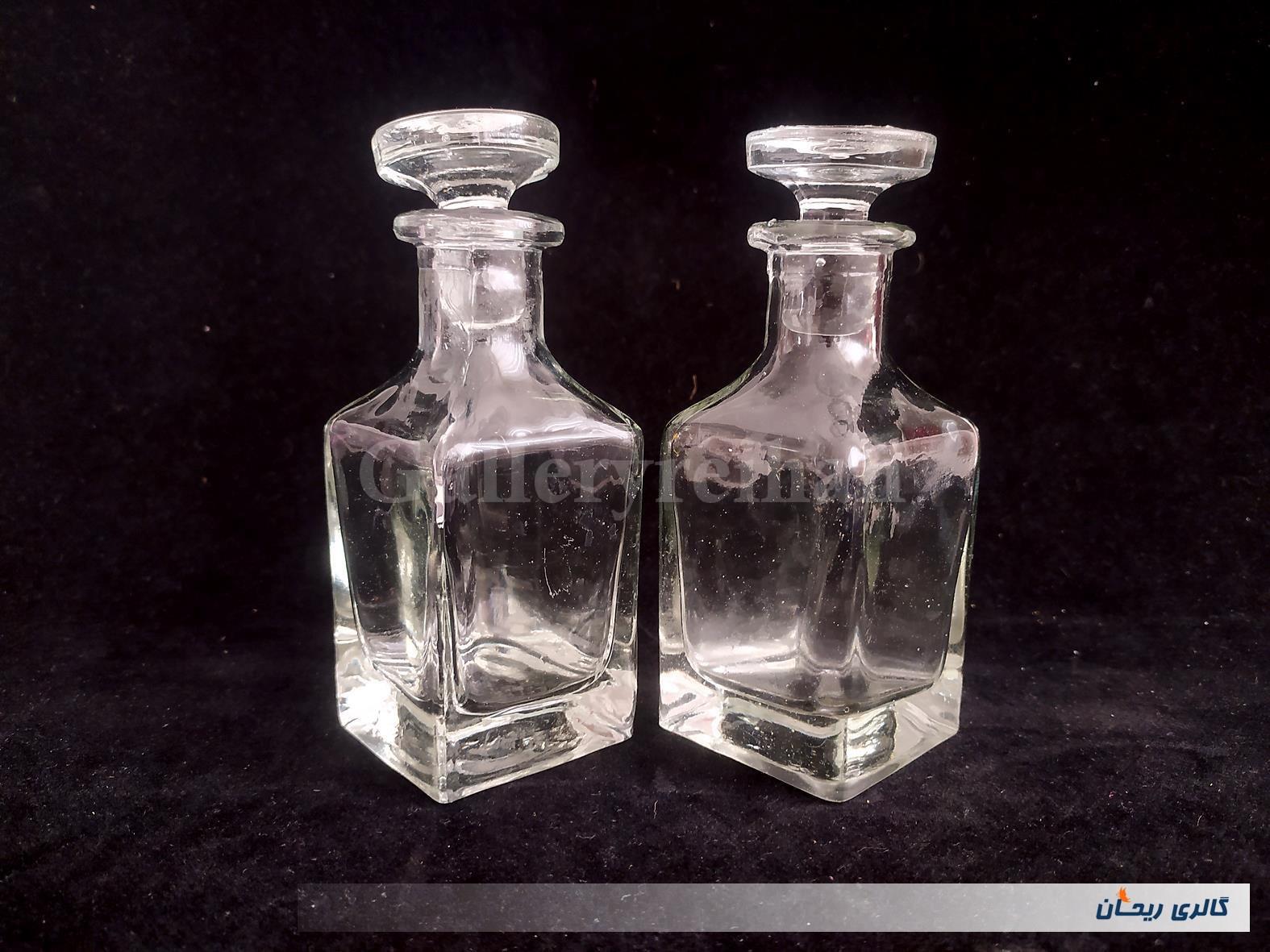 یک جفت شیشه مخصوص نگهداری عطر و مایعات