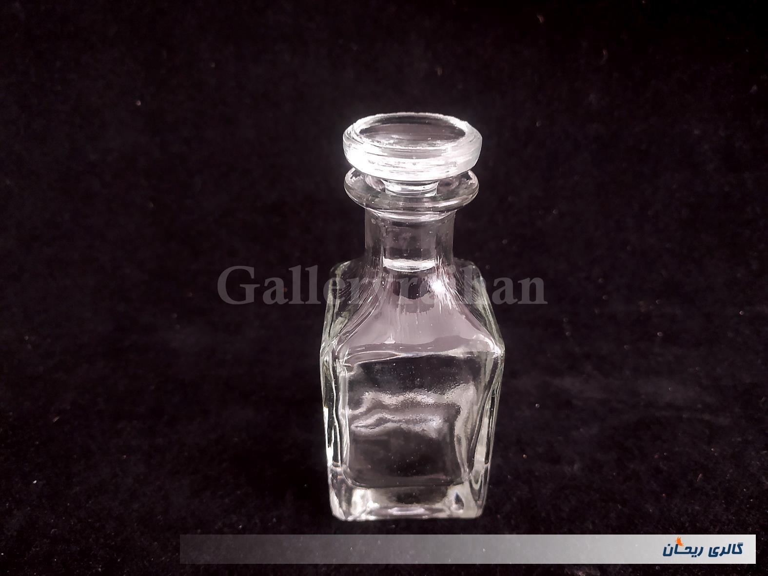 یک عدد شیشه مخصوص نگهداری عطر و مایعات