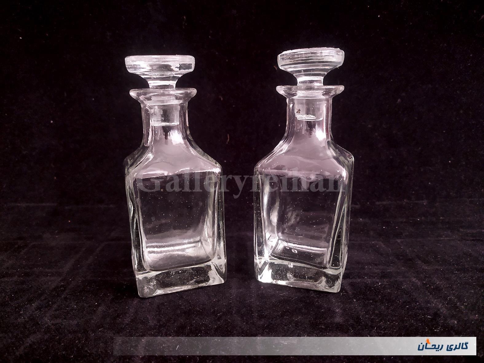یک جفت شیشه مخصوص نگهداری عطر و مایعات