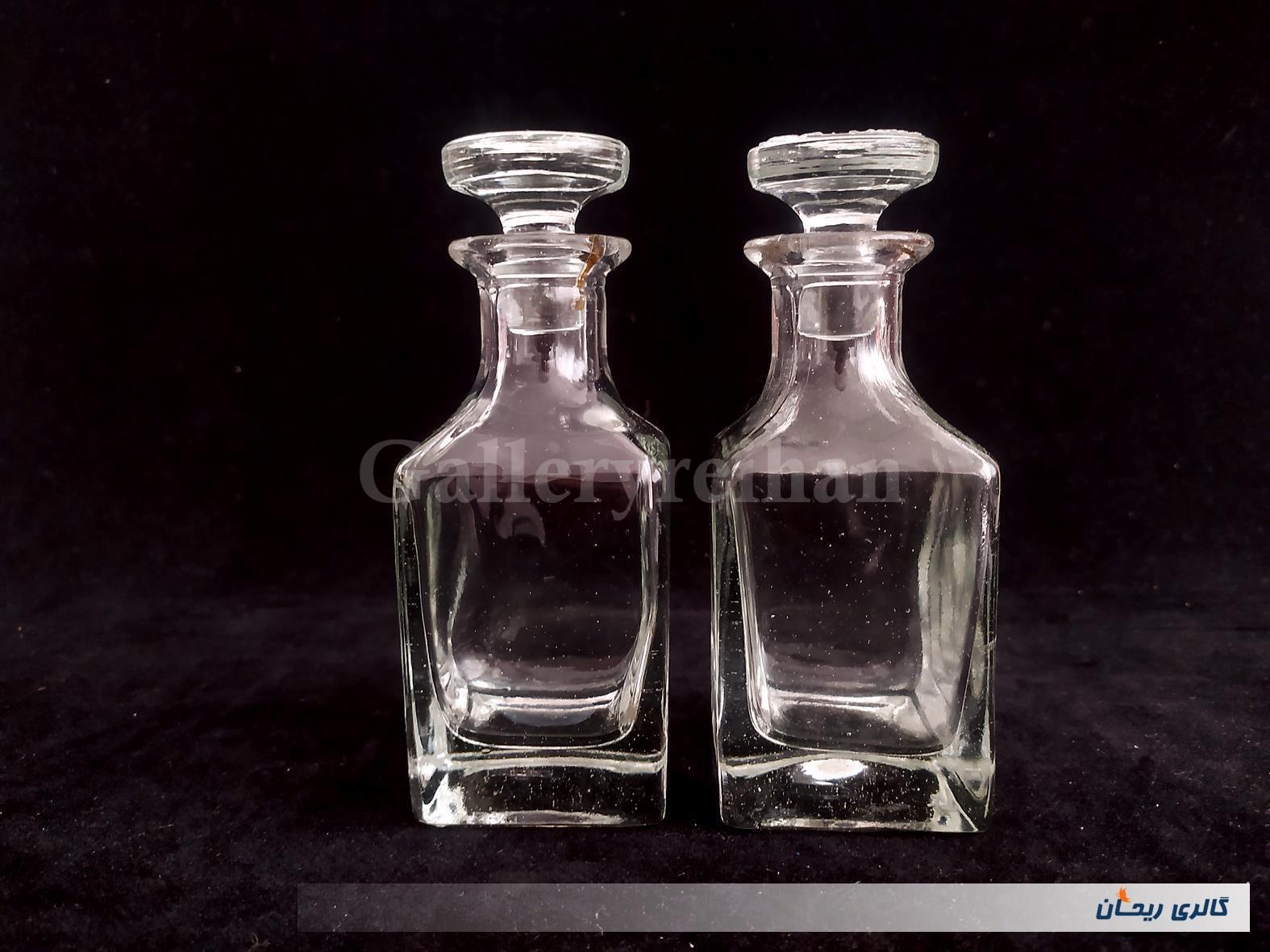 یک جفت شیشه مخصوص نگهداری عطر و مایعات