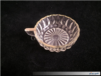 فنجان قدیمی شیشه ای با طرح و شکل خاص