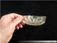 فنجان قدیمی شیشه ای با طرح و شکل خاص