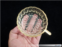 فنجان قدیمی شیشه ای با طرح و شکل خاص