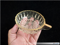 فنجان قدیمی شیشه ای با طرح و شکل خاص