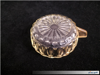 فنجان قدیمی شیشه ای با طرح و شکل خاص