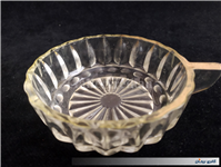 فنجان قدیمی شیشه ای با طرح و شکل خاص