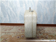چمدان قدیمی طرح دار بسیار خاص کرم رنگ 