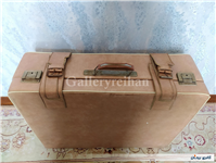 چمدان قدیمی با رنگ بسیار خاص و زیبا 