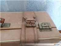 چمدان قدیمی با رنگ بسیار خاص و زیبا 