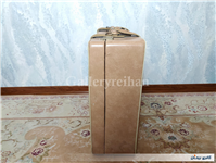 چمدان قدیمی با رنگ بسیار خاص و زیبا 