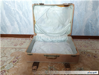 چمدان قدیمی با رنگ بسیار خاص و زیبا 