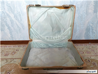 چمدان قدیمی با رنگ بسیار خاص و زیبا 