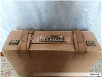 چمدان قدیمی با رنگ بسیار خاص و زیبا 