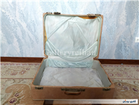 چمدان قدیمی با رنگ بسیار خاص و زیبا 